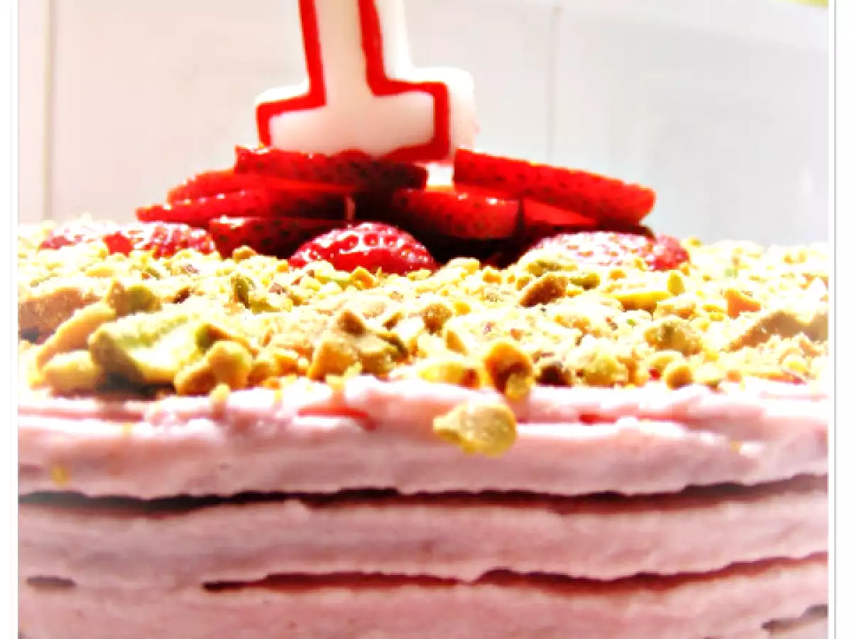 Pastel de chocolate y fresas con pistacho (Chocolate and strawberry cake with pistachio) - foto 2