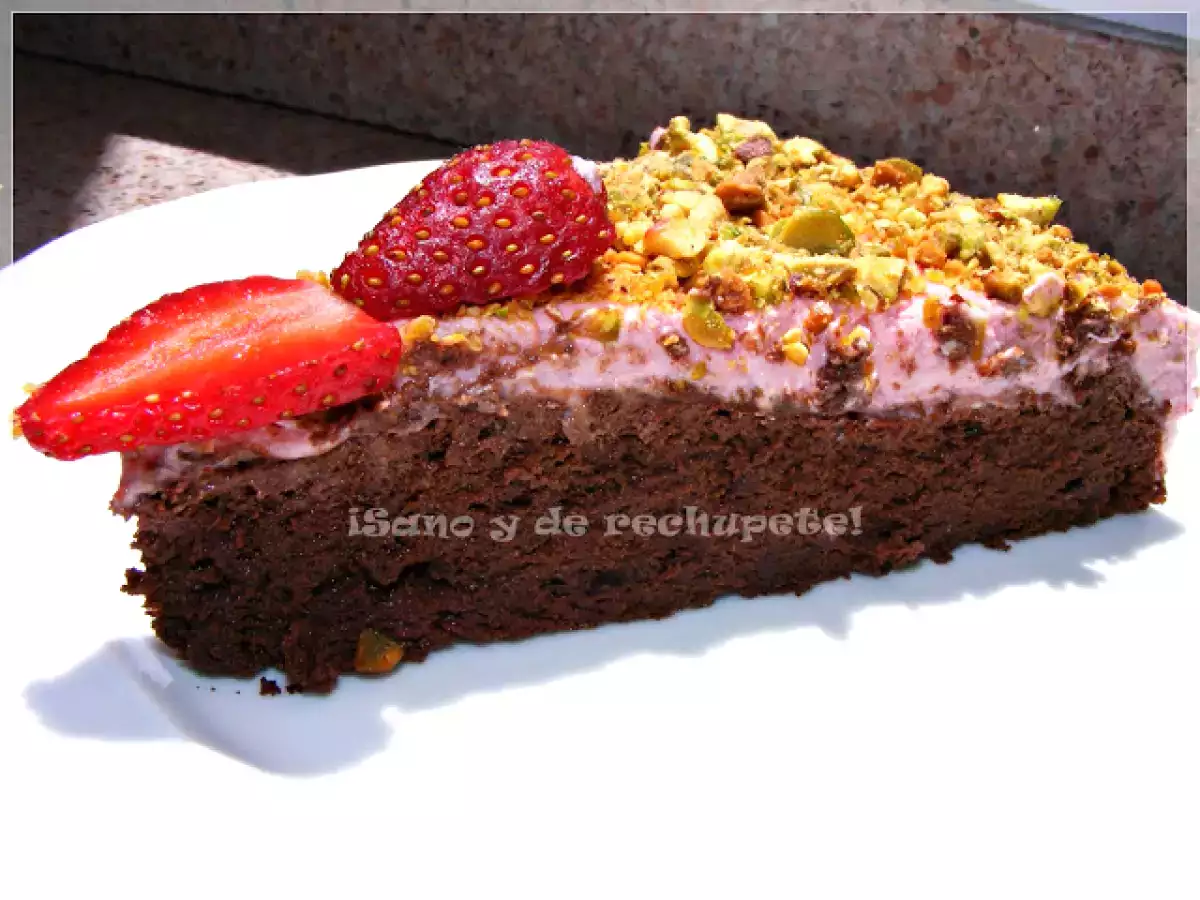 Pastel de chocolate y fresas con pistacho (Chocolate and strawberry cake with pistachio) - foto 3