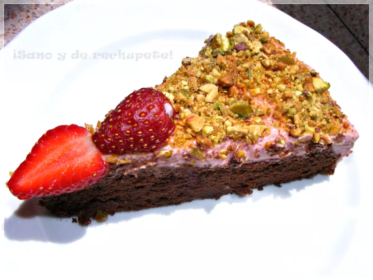 Pastel de chocolate y fresas con pistacho (Chocolate and strawberry cake with pistachio) - foto 4