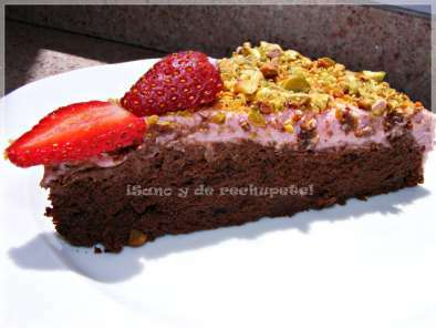 Pastel de chocolate y fresas con pistacho (Chocolate and strawberry cake with pistachio), foto 3