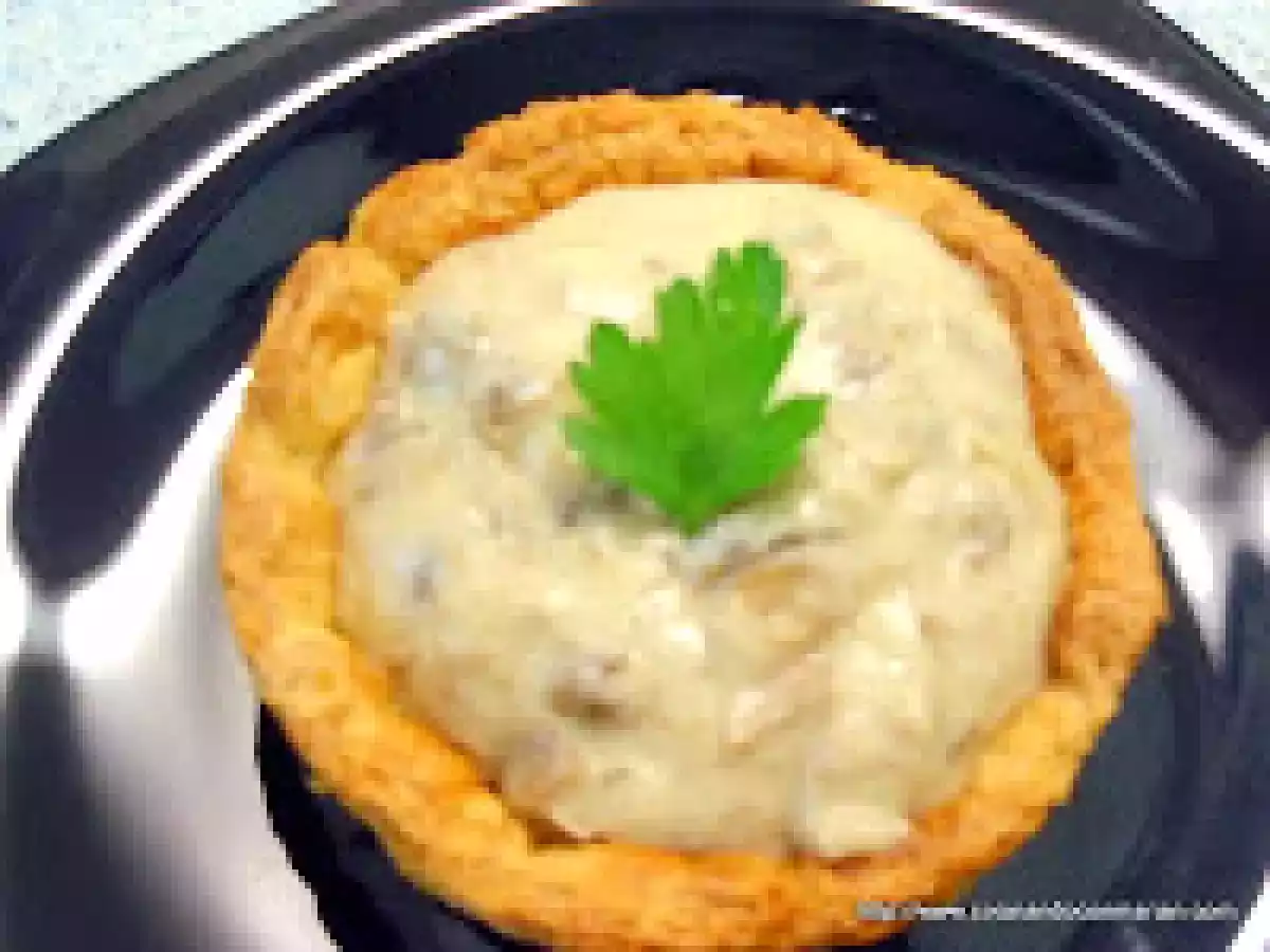 Pastel de hongos y foie sobre nido de hojaldre