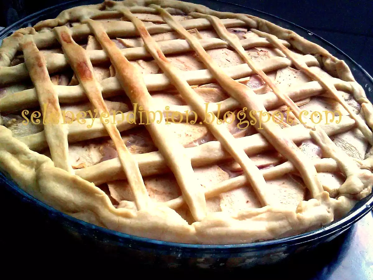 Pastel de manzanas y cerezas