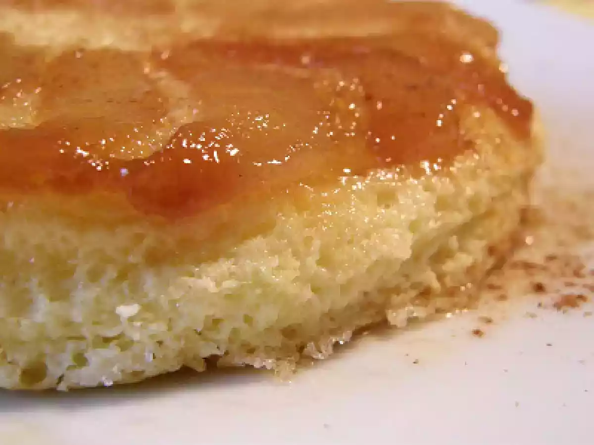 Pastel de mascarpone y peras caramelizadas