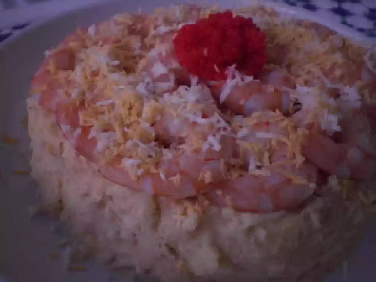 Pastel de patata y melva con corona de langostinos