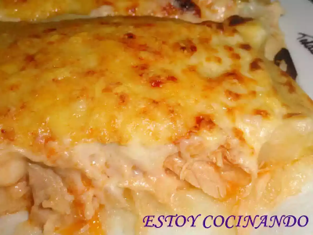 Pastel de patatas con bonito y bechamel con tostas daveiga