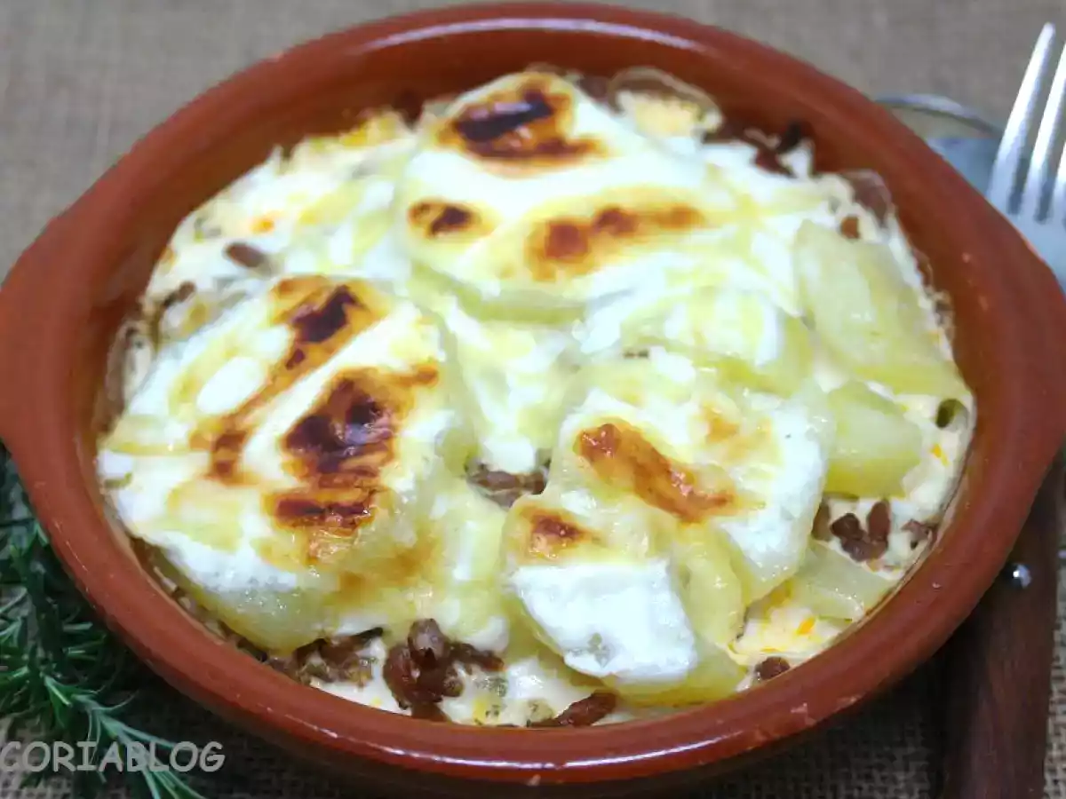 Pastel de patatas y carne picada al horno