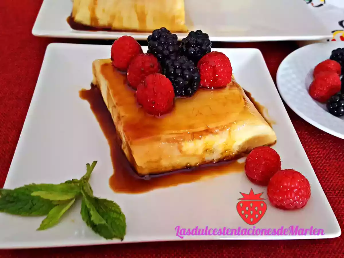 Pastel de piña y frutas del bosque