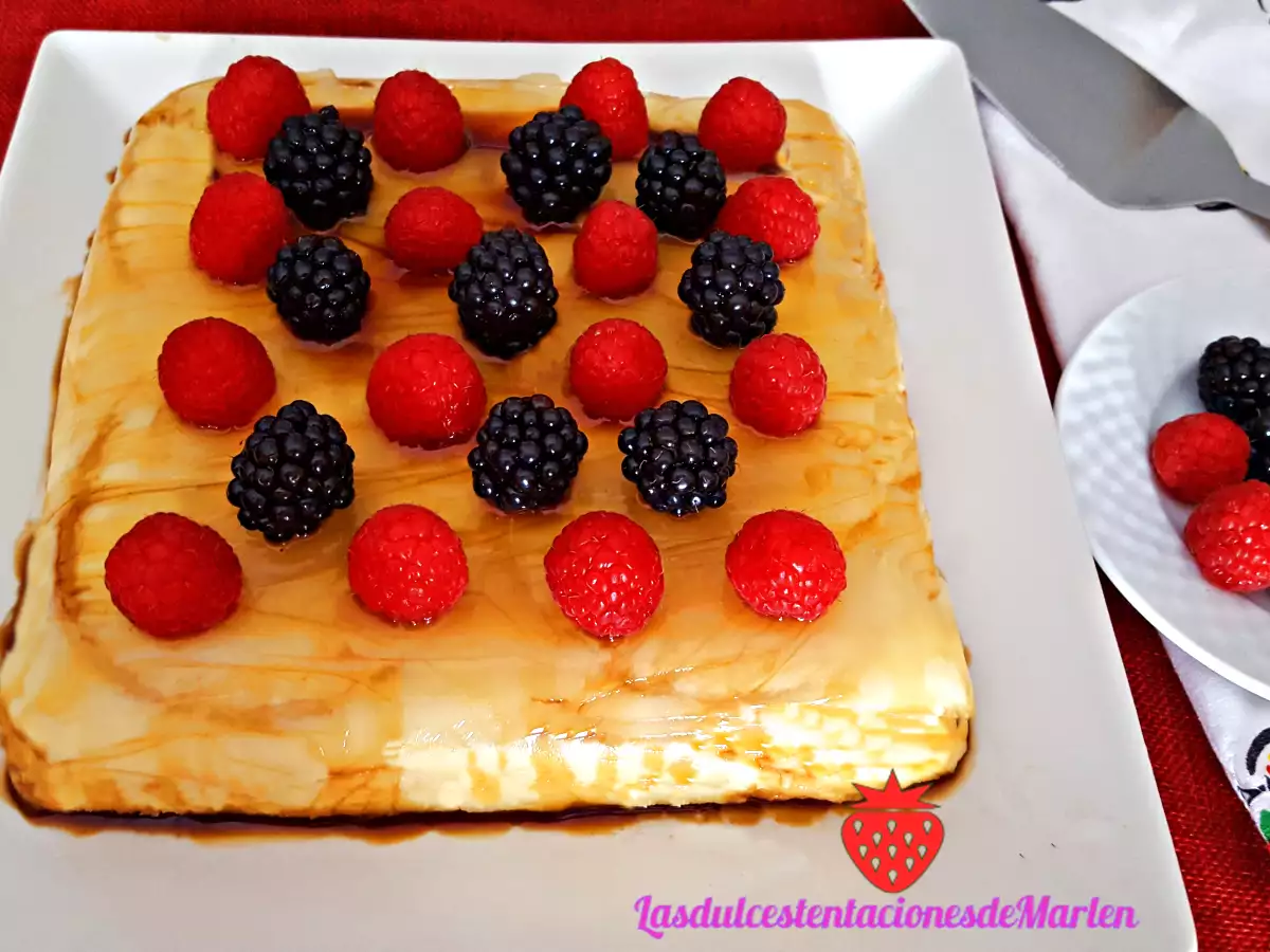 Pastel de piña y frutas del bosque - foto 3