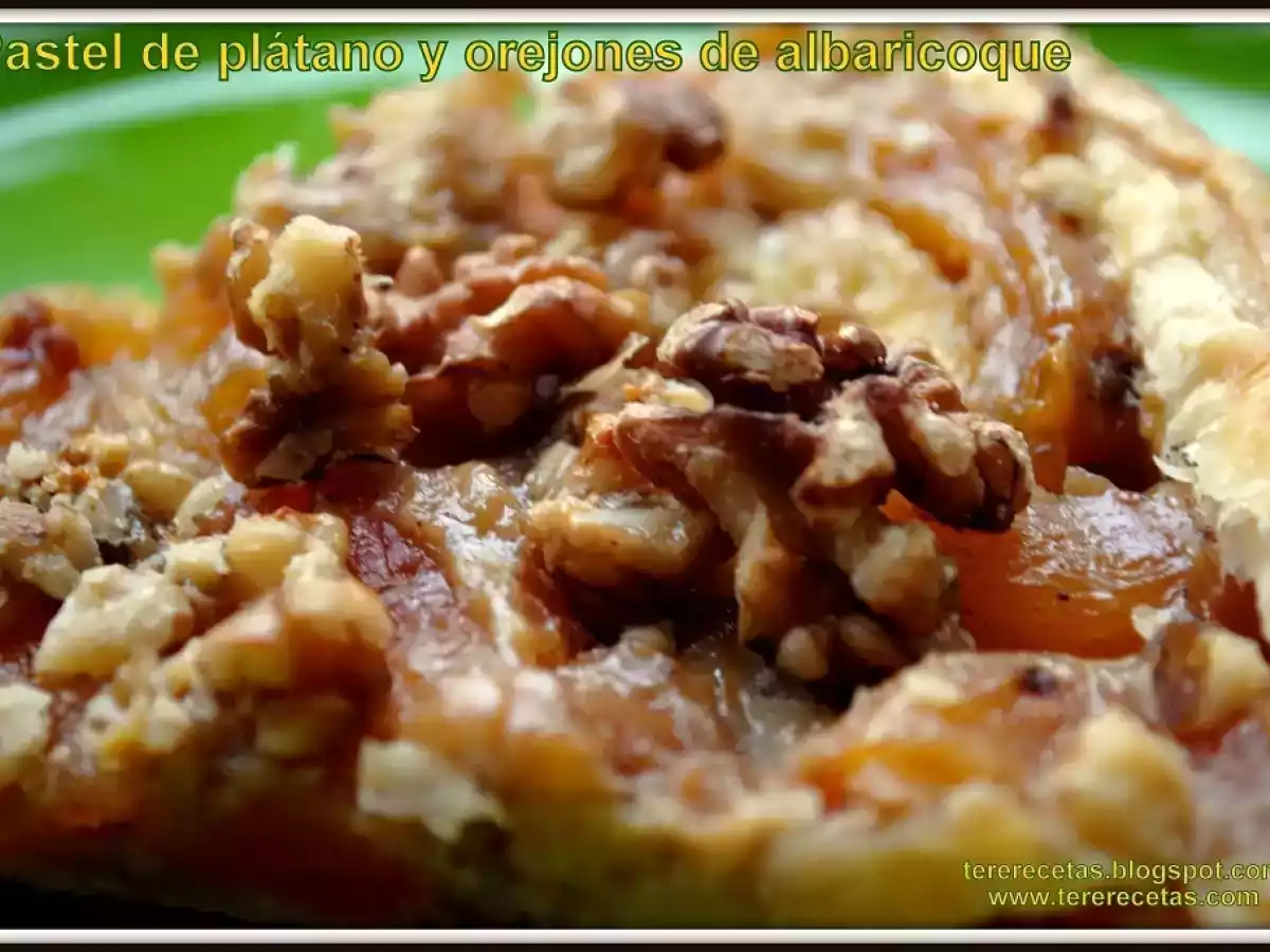Pastel de plátano y orejones de albaricoque.