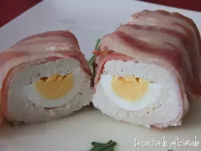 Pastel de pollo con huevo cocido y bacon