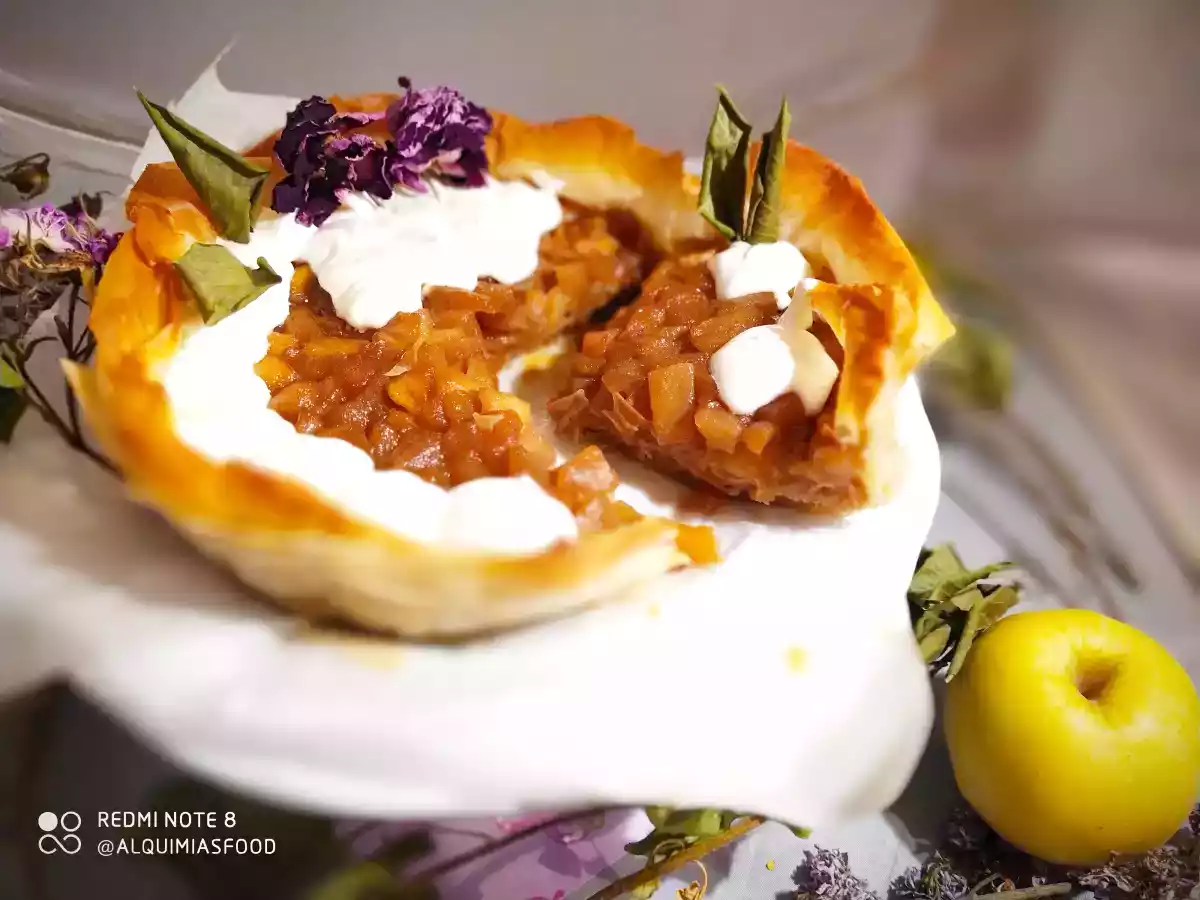 Pastel filo de manzana y galletas con nata montada