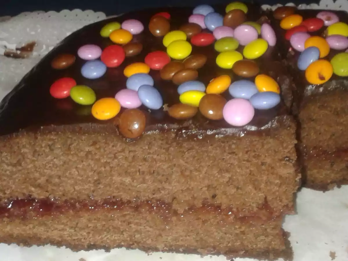 Pastel grande de chocolate para cumpleaños