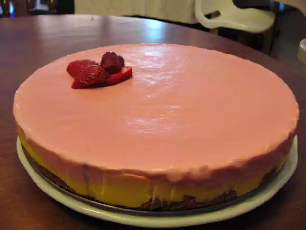 PASTEL HELADO DE CREMA, FRESA Y CHOCOLATE