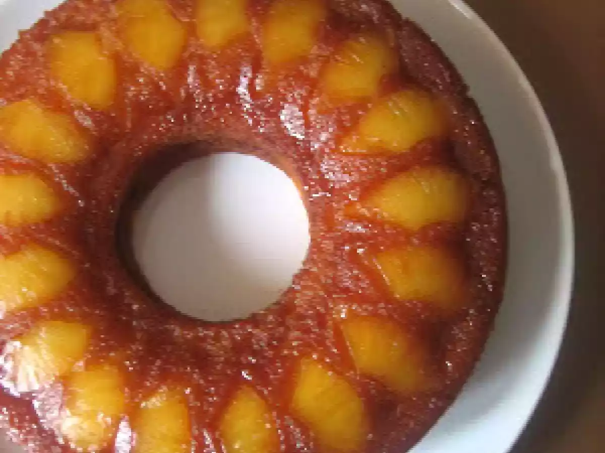 Pastel invertido de piña y coco