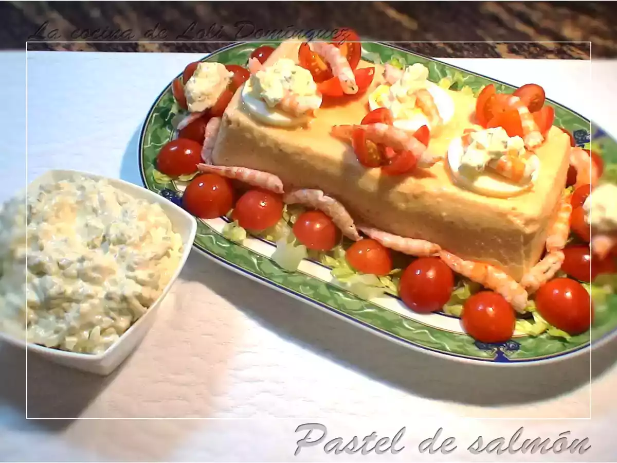 Pastel se salmón y gambas con salsa tártara