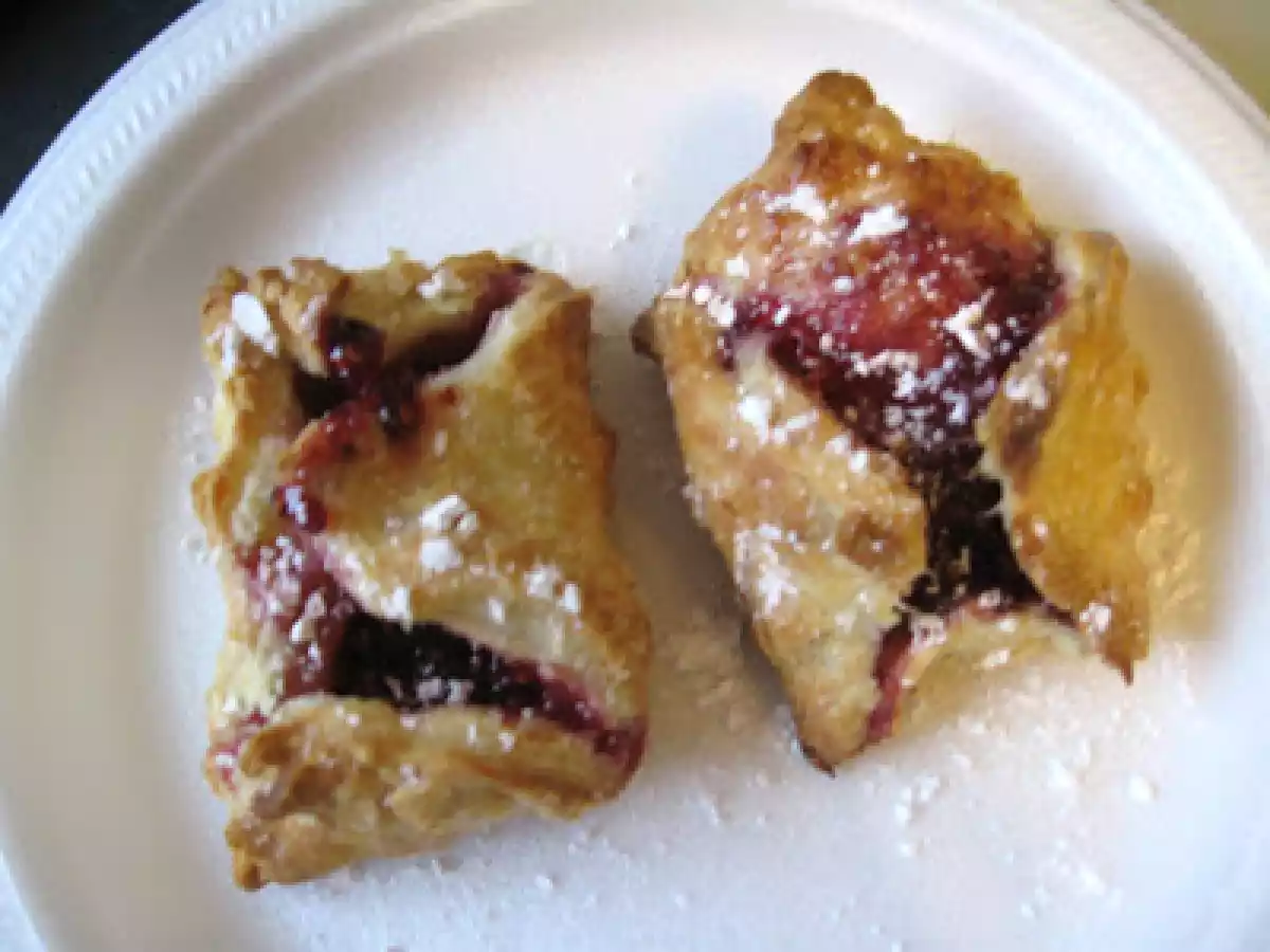 Pastelitos de hojaldre con mermelada de fresas....