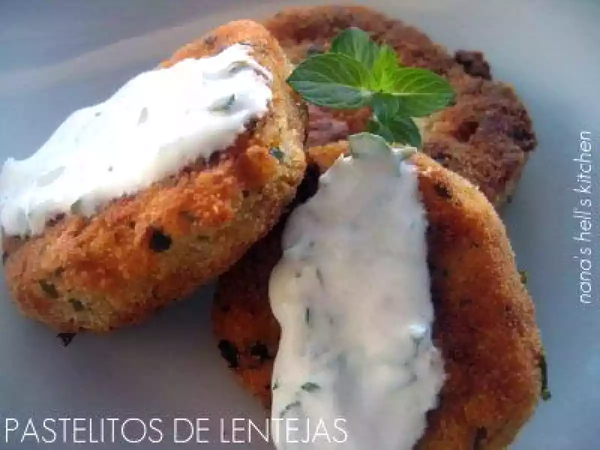 Pastelitos de lentejas con salsa de yogur y menta