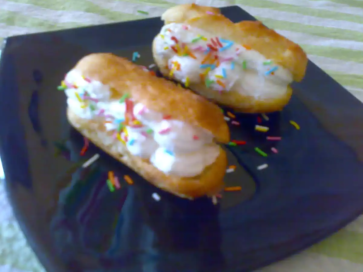 Pastelitos de nata con pasta choux