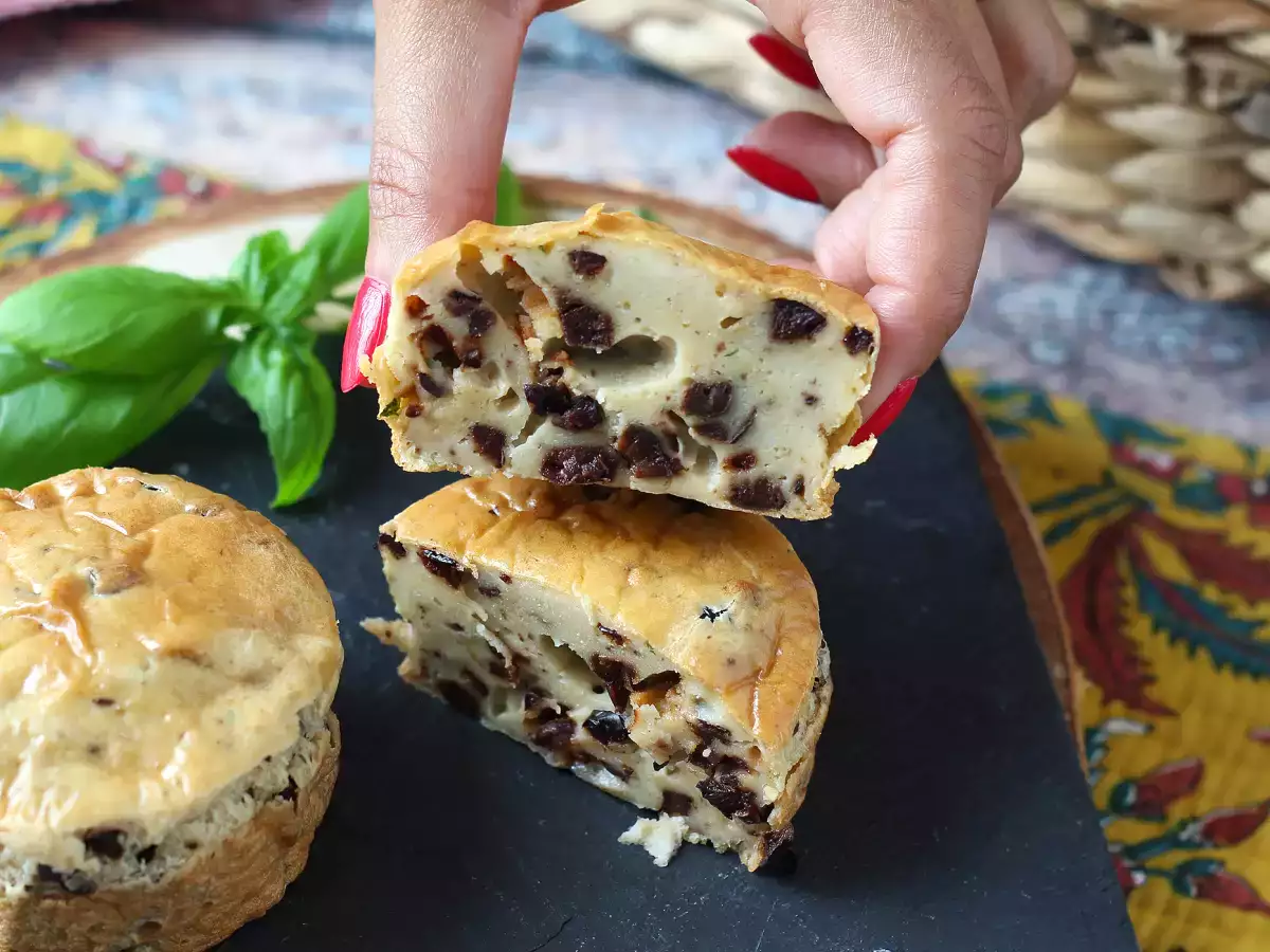 Pastelitos salados de queso crema y aceitunas negras en freidora de aire