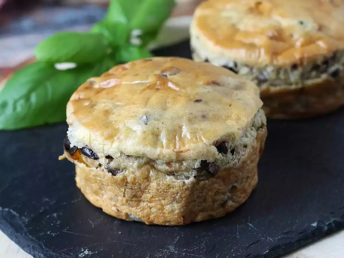 Pastelitos salados de queso crema y aceitunas negras en freidora de aire - foto 3