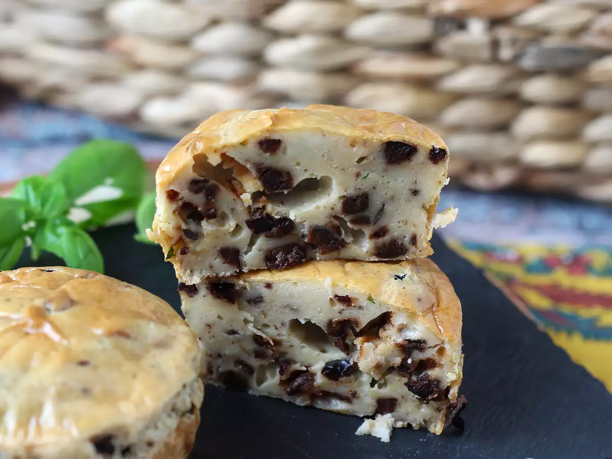Pastelitos salados de queso crema y aceitunas negras en freidora de aire - foto 4