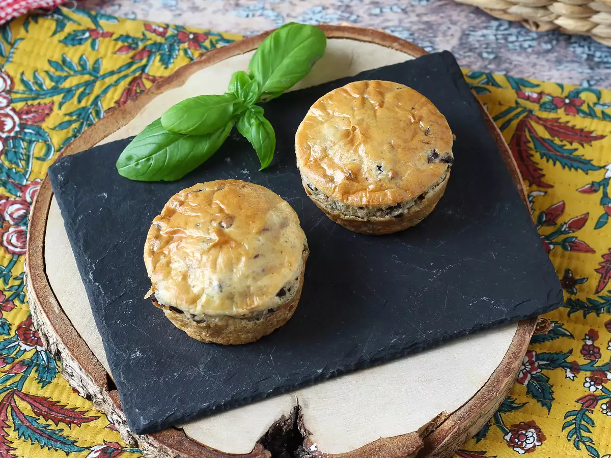 Pastelitos salados de queso crema y aceitunas negras en freidora de aire - foto 5