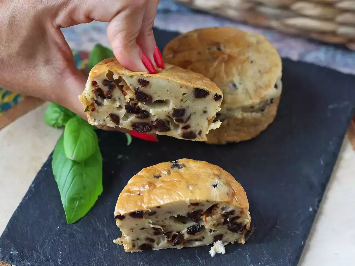 Pastelitos salados de queso crema y aceitunas negras en freidora de aire - foto 7