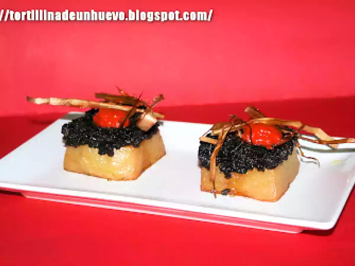 Patata confitada con morcilla, puré de piquillo y crujiente de puerro