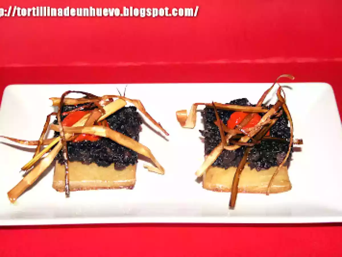 Patata confitada con morcilla, puré de piquillo y crujiente de puerro - foto 2