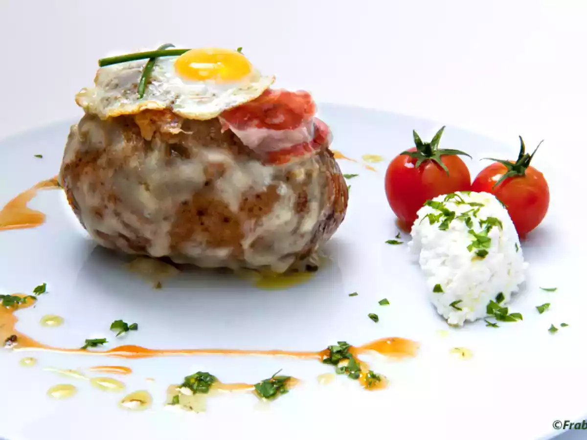 Patata rellena de carne, jamón y berenjena. - foto 3