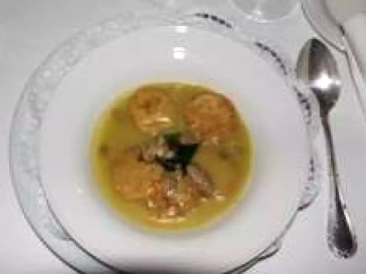 Patatas a la importancia rellenas de Torta del Casar en salsa de setas y trufa