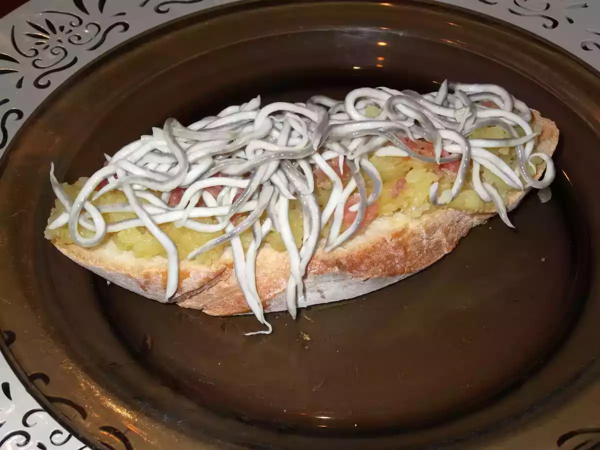 PATATAS AL PELOTÓN CON GULAS Y VIRUTAS DE JAMÓN