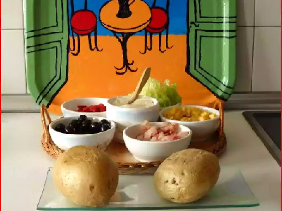 Patatas asadas con acompañamiento.