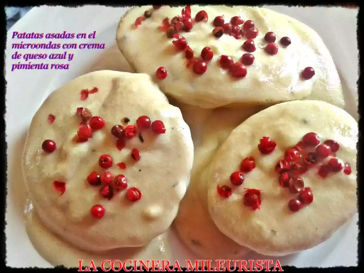 Patatas asadas en el microondas con crema de queso azul y pimienta rosa