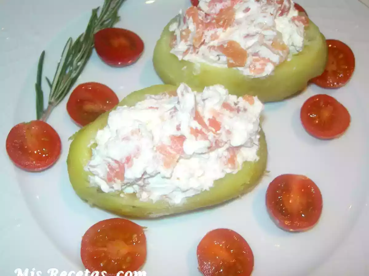 Patatas asadas rellenas de queso y salmón ahumado