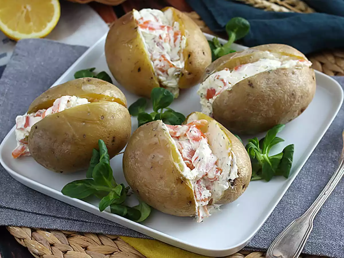 Patatas asadas rellenas de salmón ahumado y queso crema - foto 2