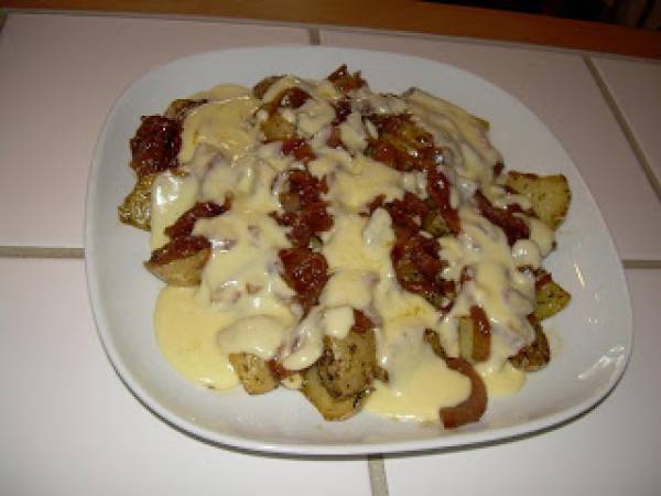 Patatas campestres con cebolla caramelizada y salsa Cheddar