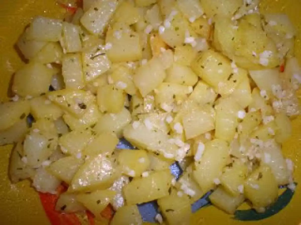 Patatas con ajo, perejil y vinagre.