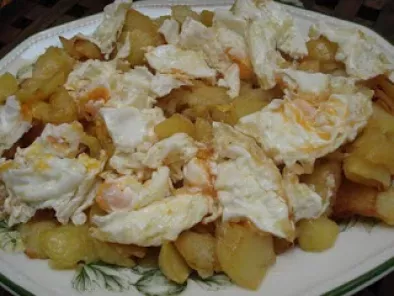 Patatas con ajos y huevos rotos