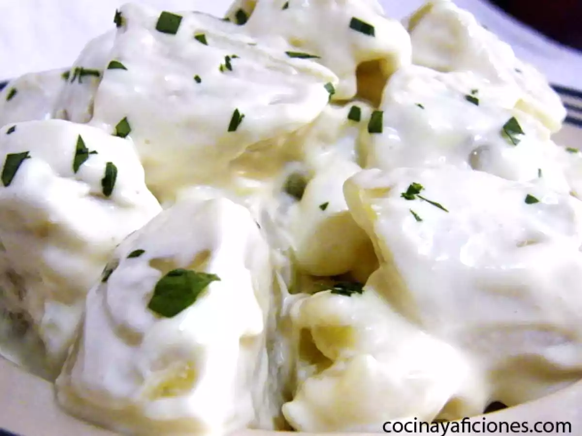 Patatas con alioli. mahonesa de ajo