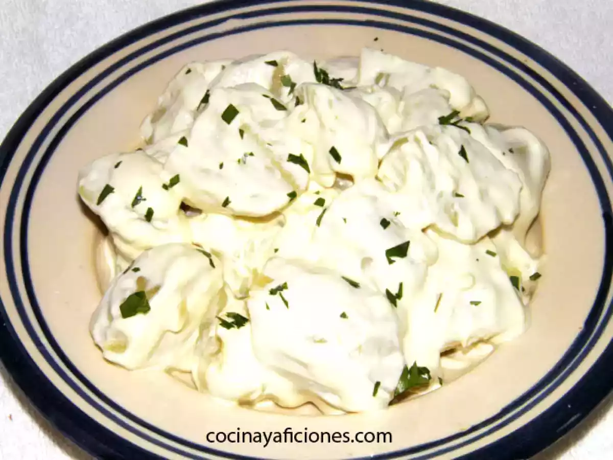 Patatas con alioli. mahonesa de ajo - foto 2