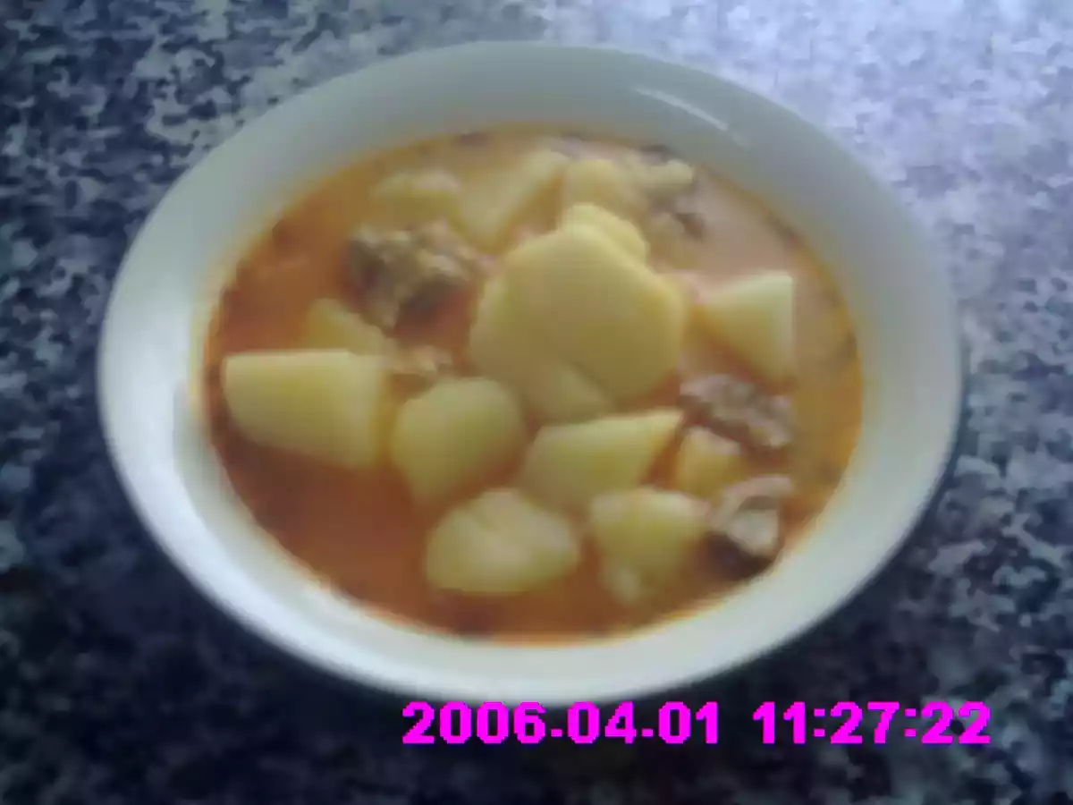 Patatas con carne un plato caliente para el invierno