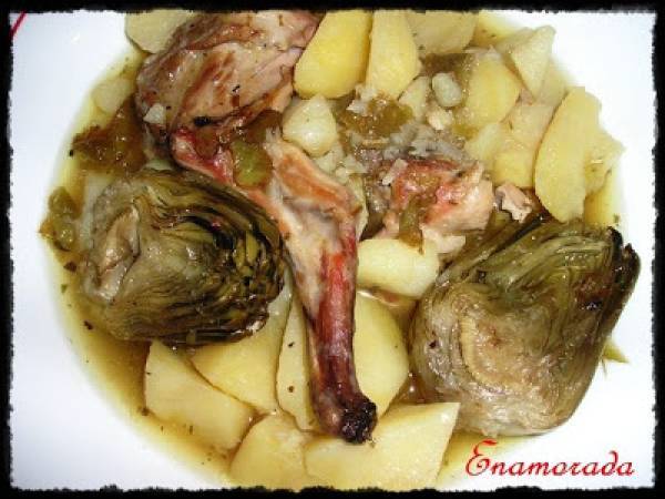 Patatas con conejo y alcachofas