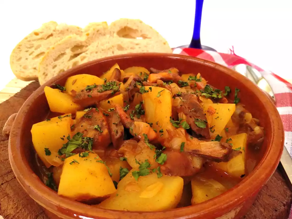 Patatas con níscalos, una receta tradicional y muy sencilla