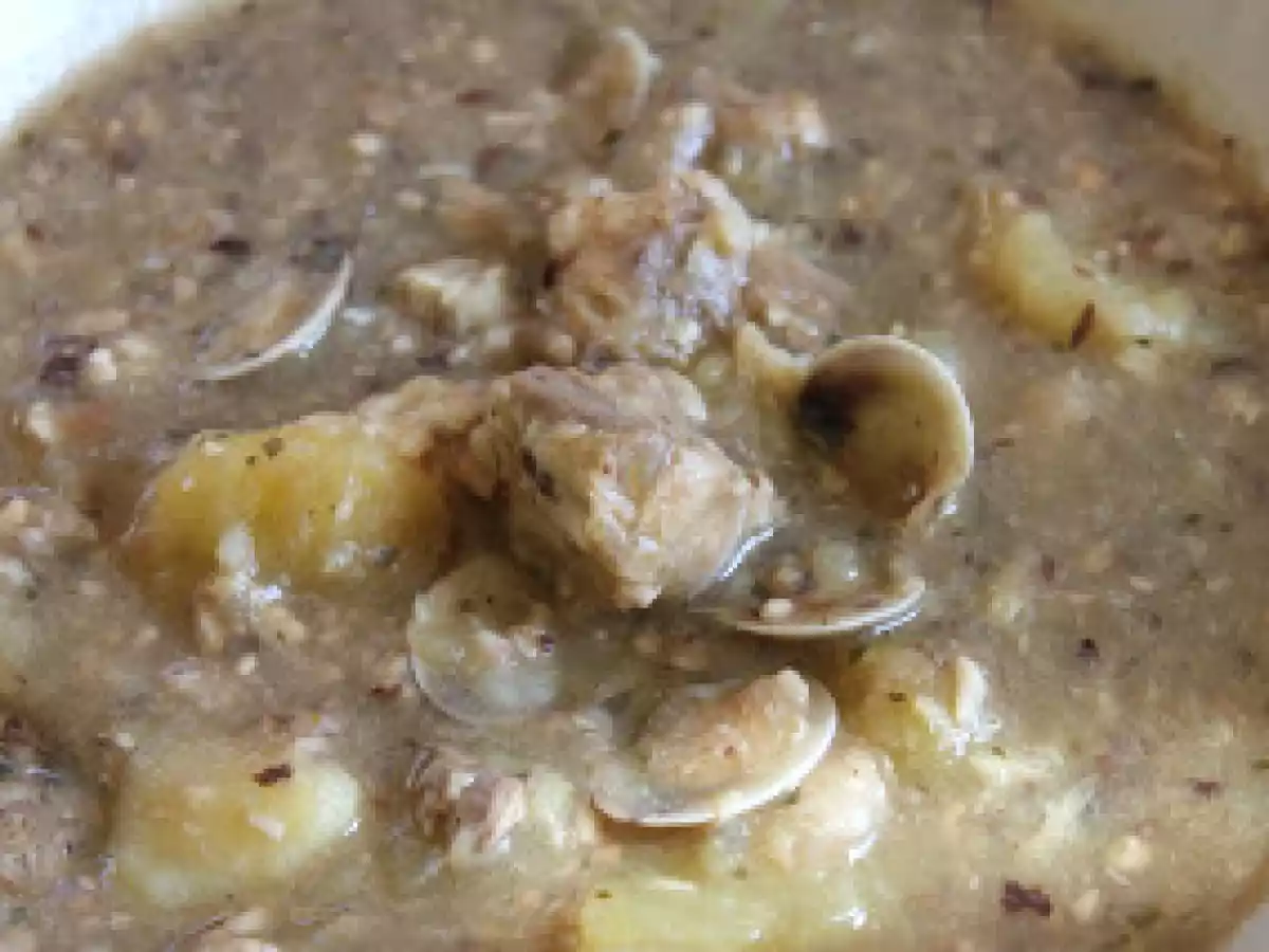 Patatas con pintarroja y almejas