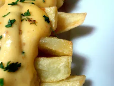 Patatas con salsa de huevos fritos