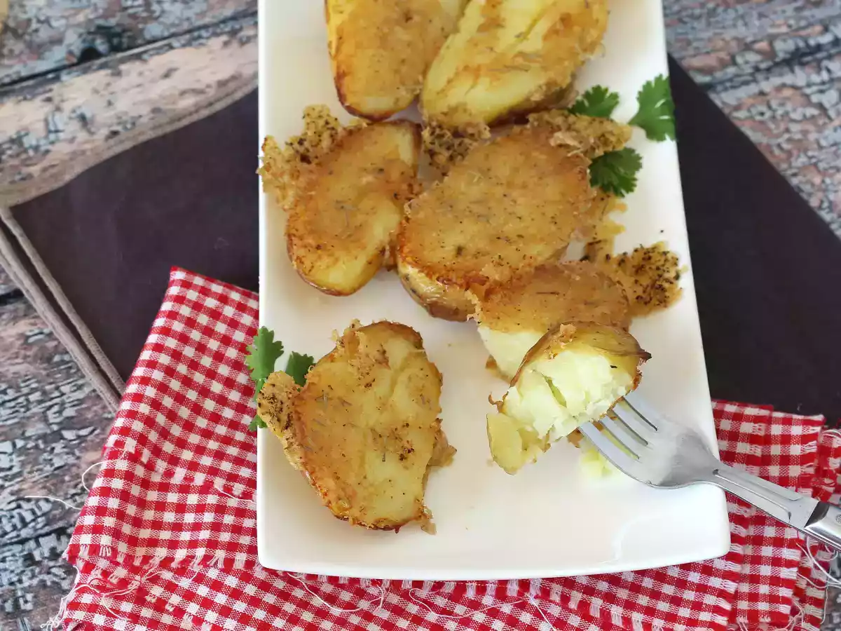 Patatas crujientes con queso parmesano, la guarnición barata que gusta a todos