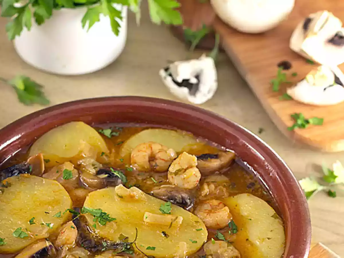 Patatas en salsa con gambas y champiñones - foto 2