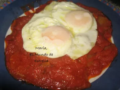 Patatas en tomate con huevo