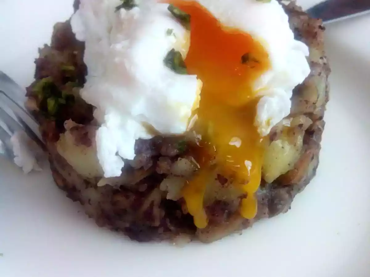 Patatas enmascaradas con champiñones, butifarra y huevo espumado